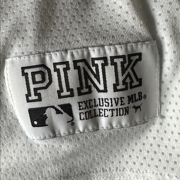 PINK Victoria's Secret Exclusive MLB Collection Top - Picture 2 of 3